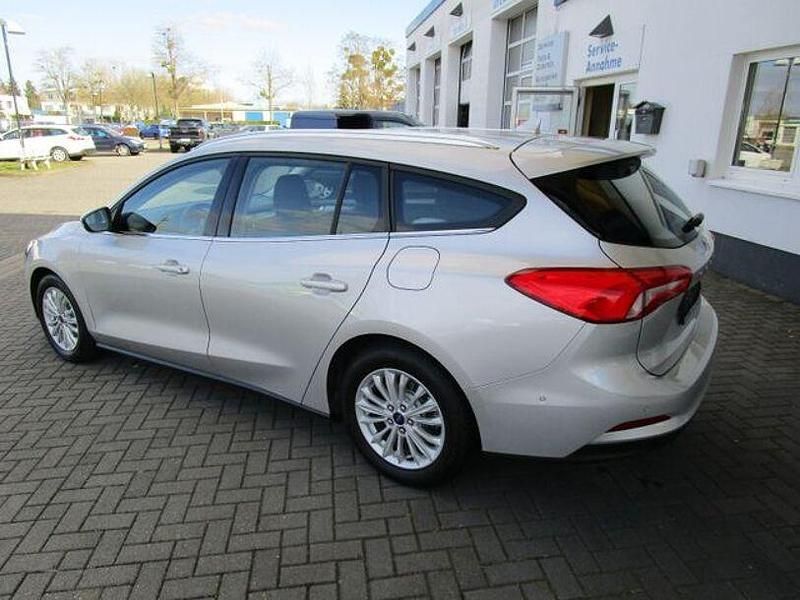 Gebraucht Ford Focus Titanium 125 PS (91 kW) 2021 Silber Limousine