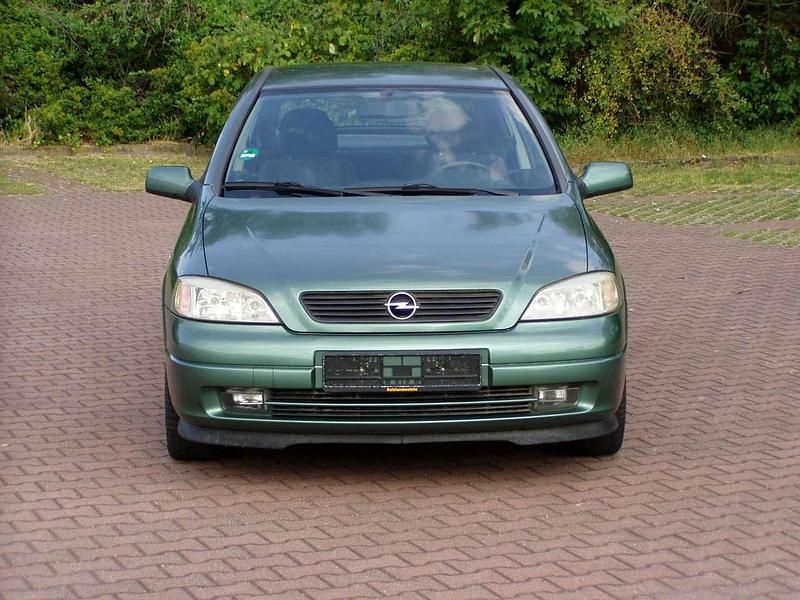 Grün Gebraucht 1999 Opel Astra Comfort Limousine | 2.600 € (Teuer) - Bild 1/4