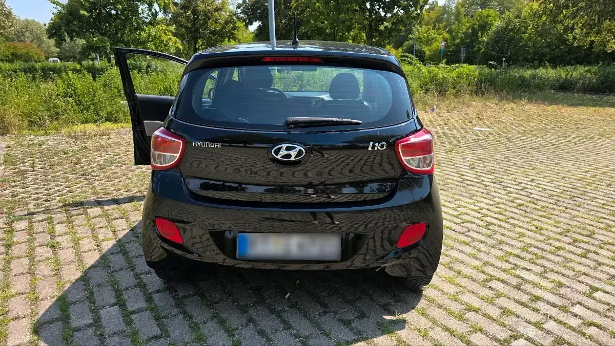 Gebraucht Hyundai i10 68 PS (50 kW) 2014 Schwarz Kleinwagen