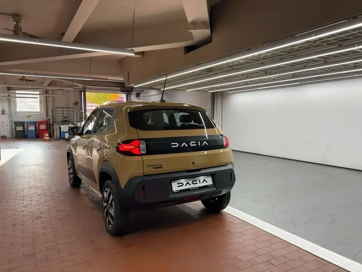 Gebraucht Dacia Spring Expression 19 kW (26 PS) 2025 Safaribeige Kleinwagen