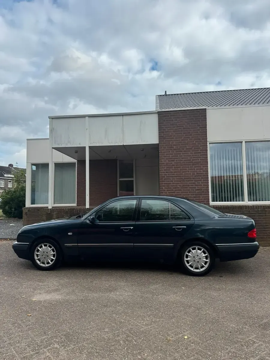 Gebraucht Mercedes E320 220 PS (161 kW) 1997 Blau Limousine