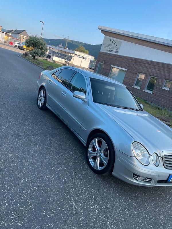 Gebraucht Mercedes E220 170 PS (125 kW) 2007 Silber Limousine