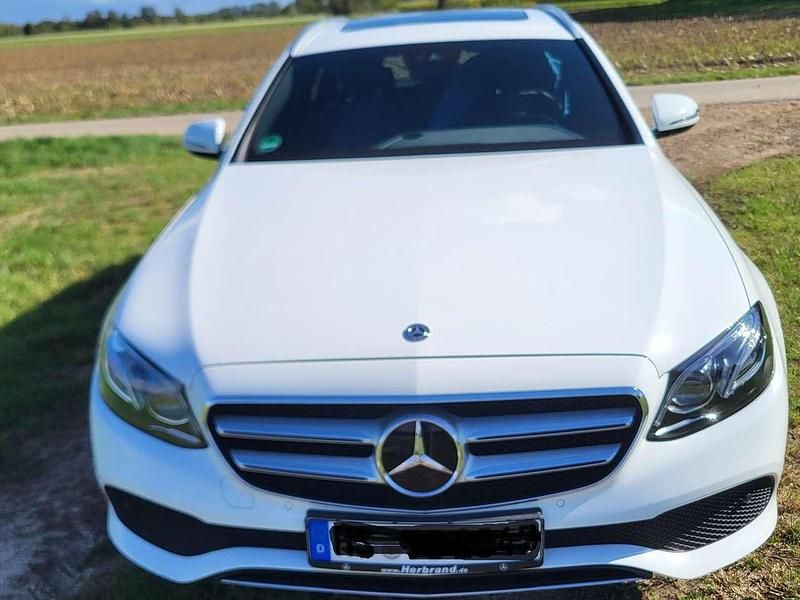 Weiß Gebraucht 2018 Mercedes B220 Van / Kleinbus | 22.650 € (Teuer) - Bild 1/4