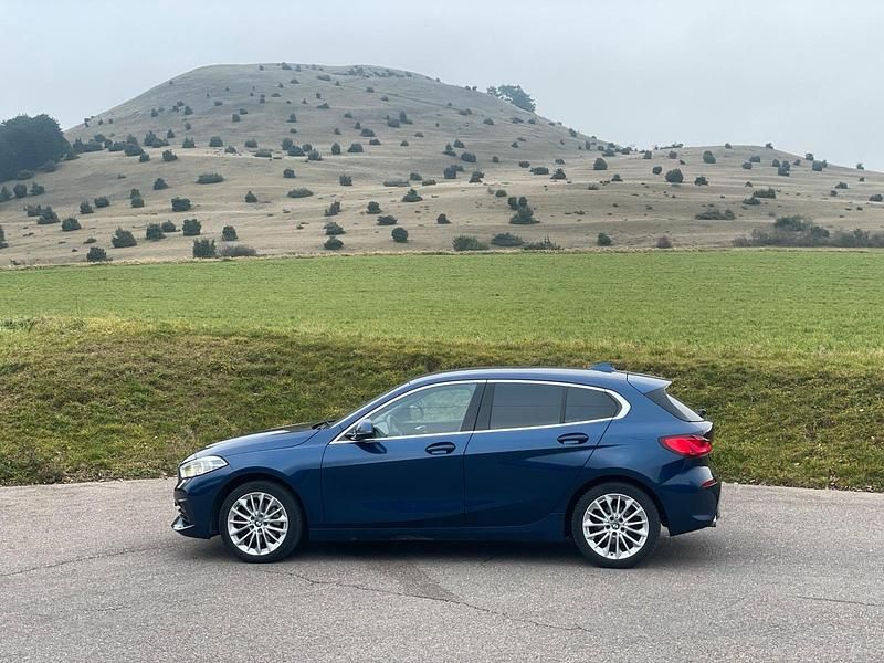 Blau Gebraucht 2020 BMW 118 Kleinwagen | 17.900 € (Superpreis) - Bild 1/4