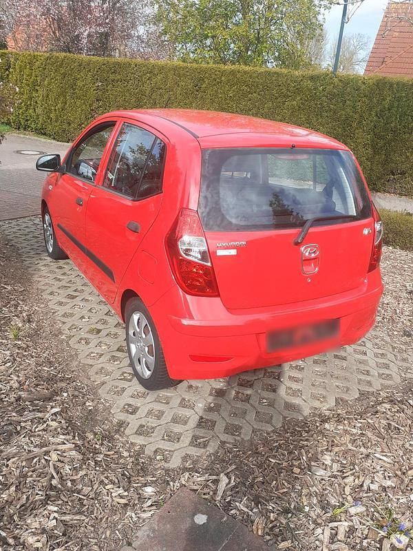 Gebraucht Hyundai i10 68 PS (50 kW) 2012 Rot Kleinwagen