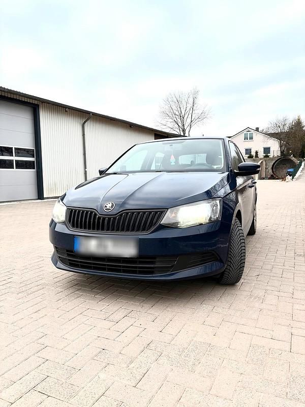 Blau Gebraucht 2015 Skoda Fabia Kleinwagen | 4.299 € - Bild 1/4