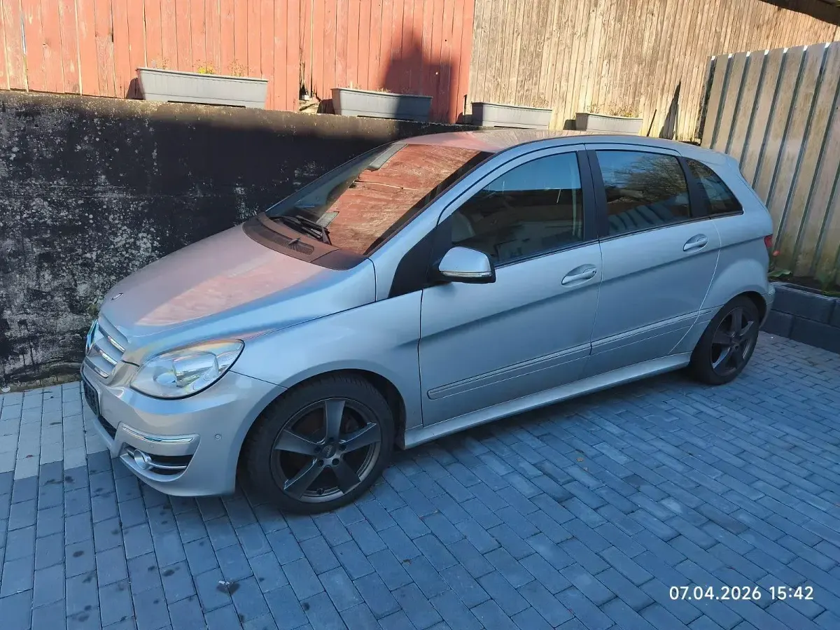 Gebraucht Mercedes B180 109 PS (80 kW) 2011 Silber Kleinwagen