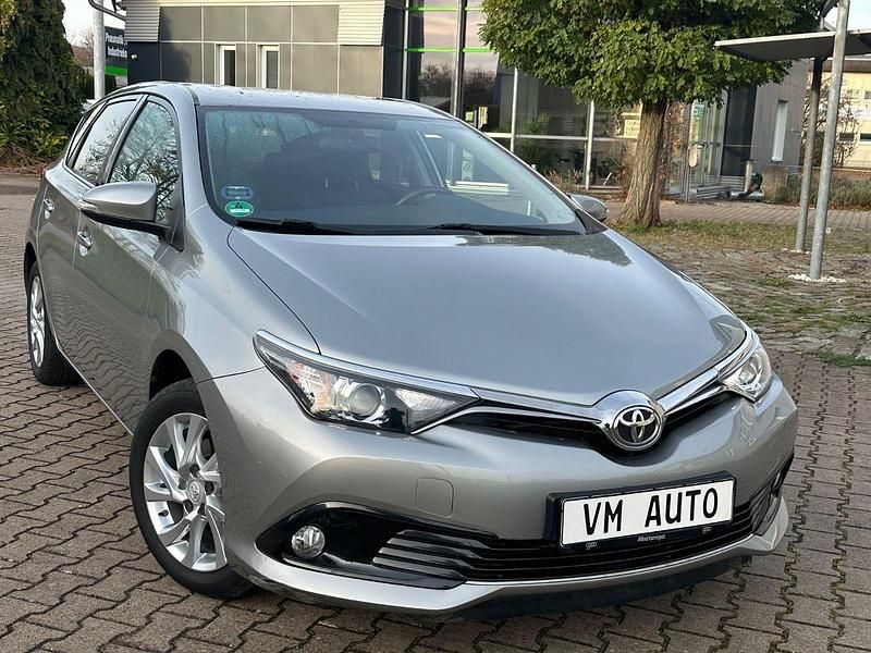 Grau Gebraucht 2015 Toyota Auris Comfort Limousine | 10.999 € (Fairer Preis) - Bild 1/4