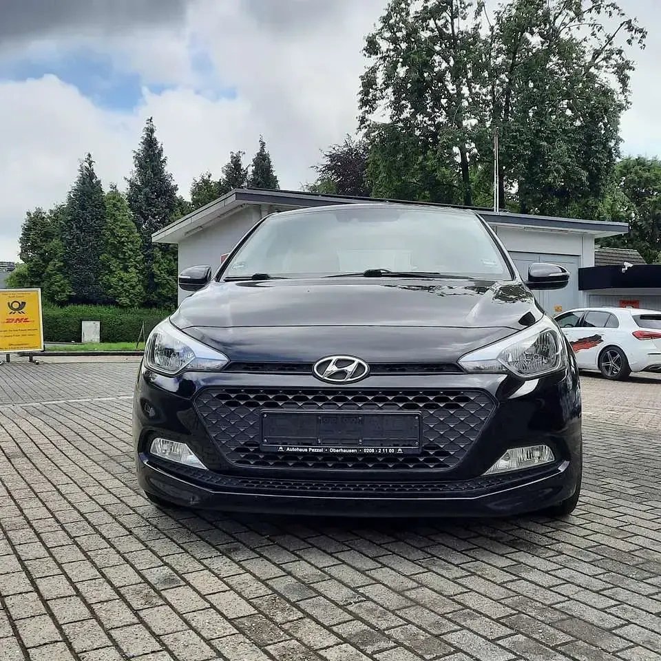 Gebraucht Hyundai i20 Style 101 PS (74 kW) 2017 Schwarzuni Limousine