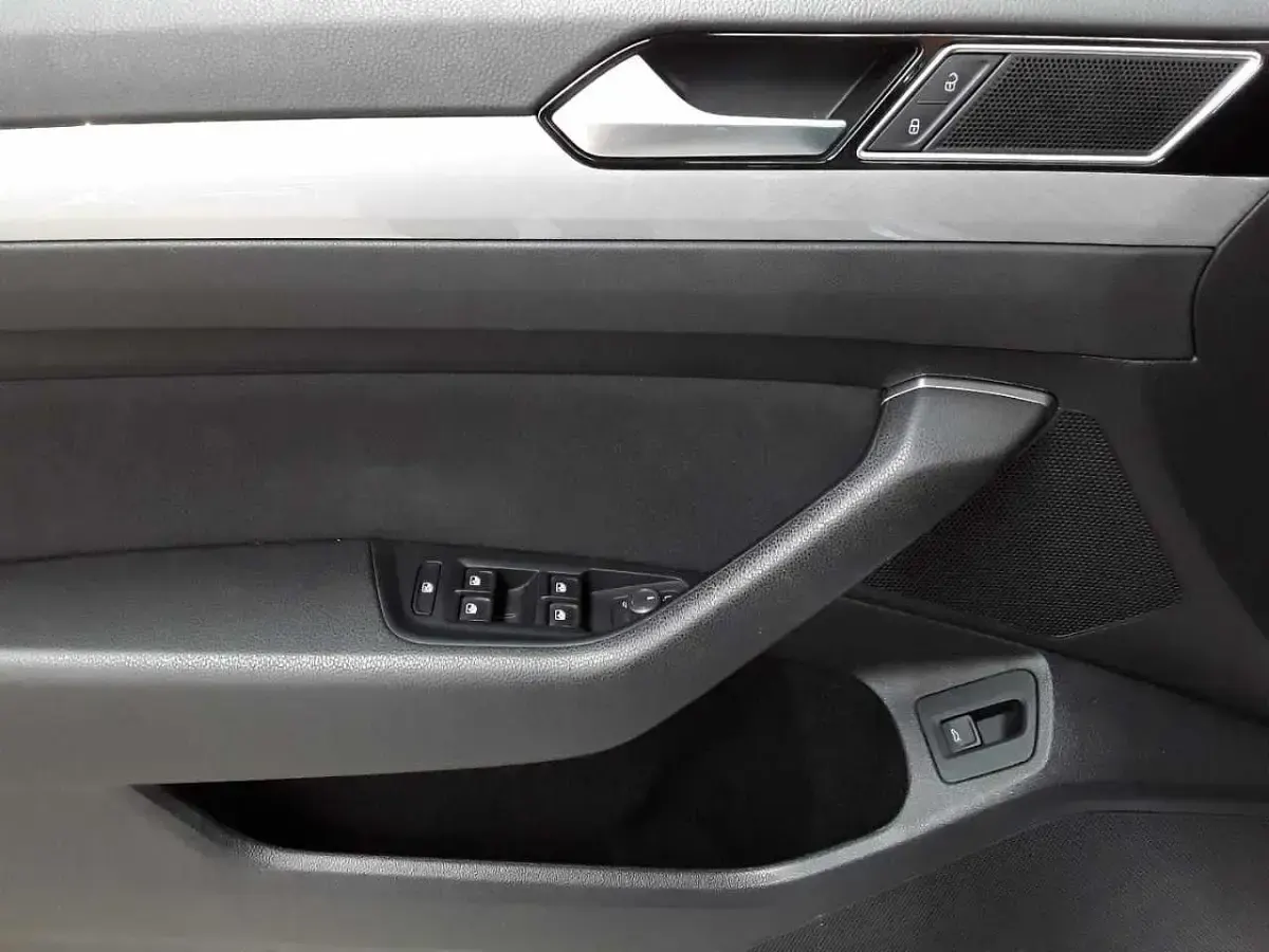 Gebraucht VW Passat Business 150 PS (110 kW) 2022 Scale silver metallic Kombi