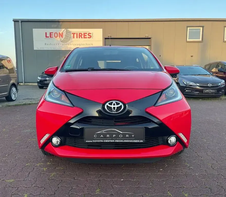 Gebraucht Toyota Aygo X-play 69 PS (50 kW) 2014 Rot Kleinwagen