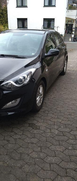 Gebraucht Hyundai i30 Edition 99 PS (72 kW) 2014 Schwarz Limousine