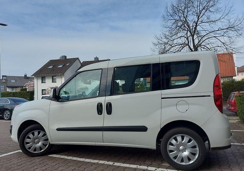 Gebraucht Opel Combo Edition 120 PS (88 kW) 2016 Weiß Van / Kleinbus