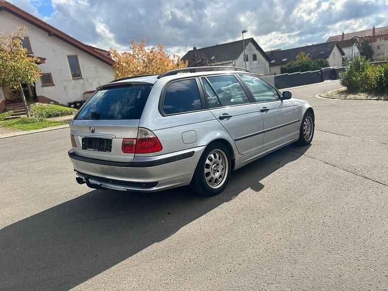 Silber Gebraucht 2002 BMW 320 Kombi | 1.899 € (Superpreis) - Bild 1/4