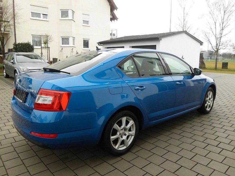 Gebraucht Skoda Octavia Elegance 150 PS (110 kW) 2015 Blau Kleinwagen