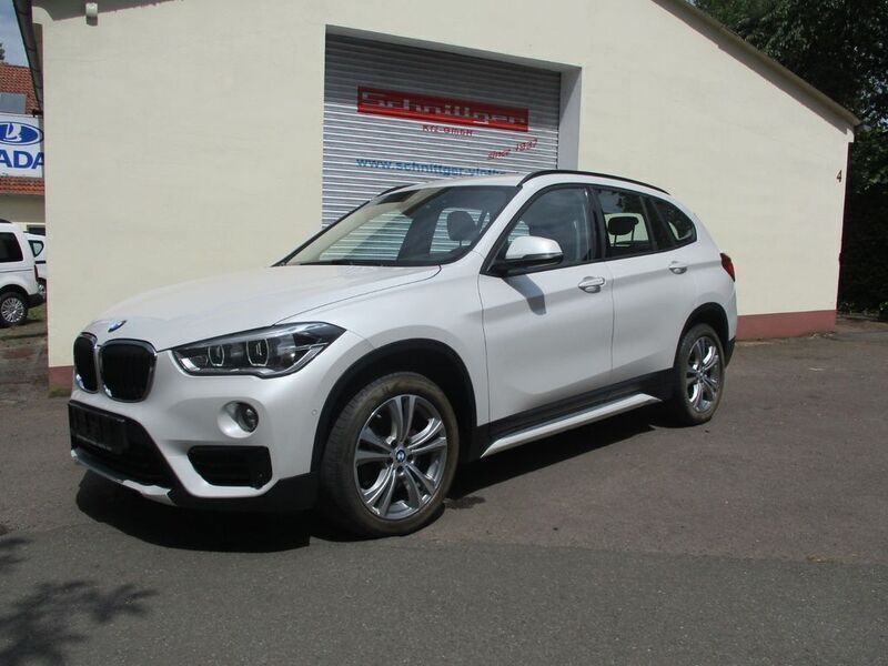 Mineralweiss metallic Gebraucht 2019 BMW X1 Sport Line SUV | 20.899 € (Guter Preis) - Bild 1/4