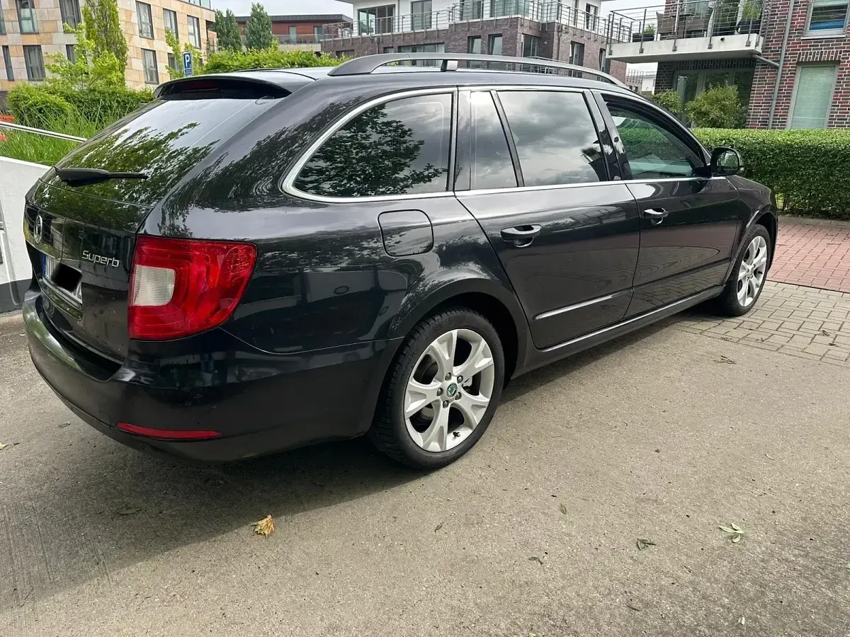 Gebraucht Skoda Superb 160 PS (117 kW) 2011 Schwarz Kombi