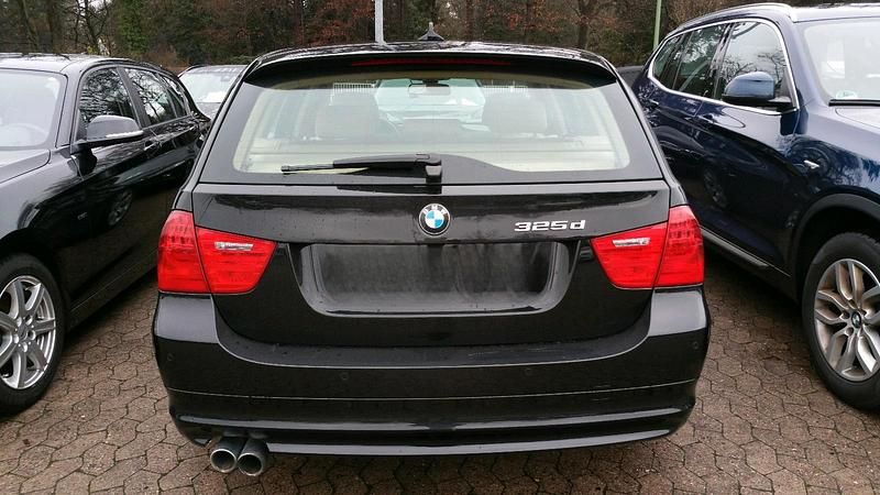 Gebraucht BMW 325 204 PS (150 kW) 2011 Schwarz Kombi