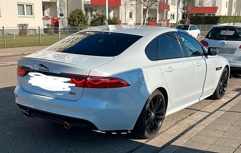 Używany Jaguar XF R 300 KM (220 kW) 2017 Biały Sedan/Limuzyna