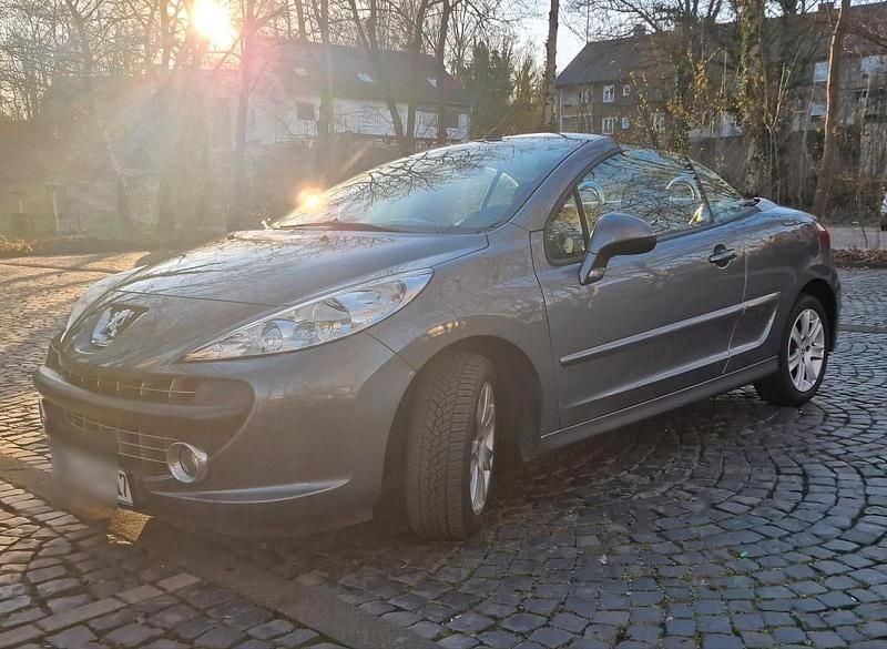 Grau Gebraucht 2008 Peugeot 207 CC Cabrio | 2.750 € (Fairer Preis) - Bild 1/4