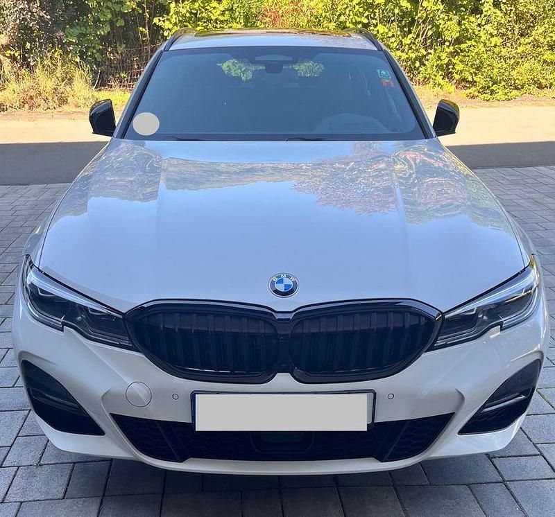 Weiß Gebraucht 2020 BMW 330 M Sport Kombi | 43.500 € (Teuer) - Bild 1/4