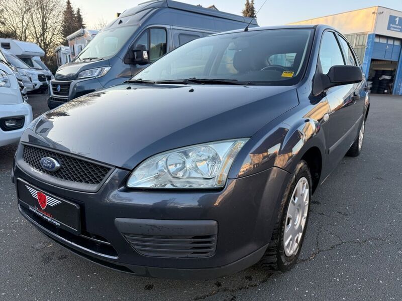 Grau Gebraucht 2006 Ford Focus Trend Limousine | 2.990 € (Etwas zu teuer) - Bild 1/4