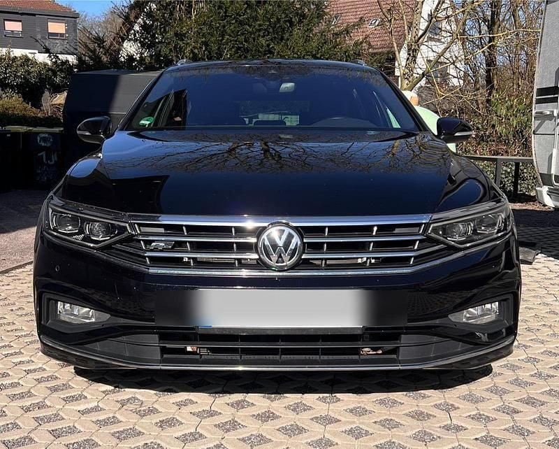 Schwarz Gebraucht 2019 VW Passat R-line Kombi | 23.999 € (Teuer) - Bild 1/4