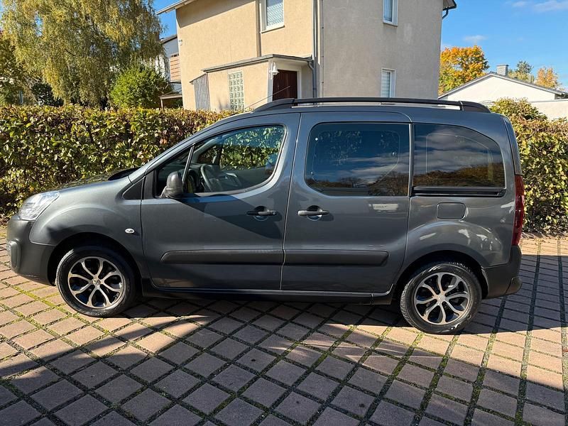 Grau Gebraucht 2018 Peugeot Partner Tepee Van / Kleinbus | 10.500 € (Fairer Preis) - Bild 1/4