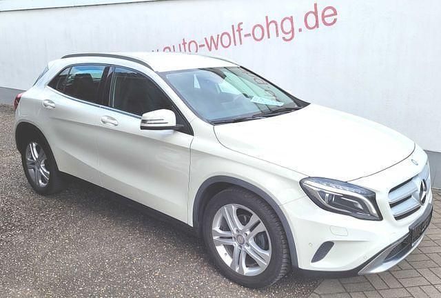 Calcitweiß Gebraucht 2015 Mercedes GLA180 Urban SUV | 17.680 € (Fairer Preis) - Bild 1/4