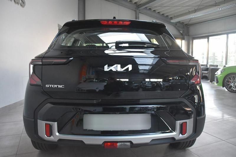 Neu Kia Stonic 101 PS (74 kW) 2026 Schwarz metallic SUV