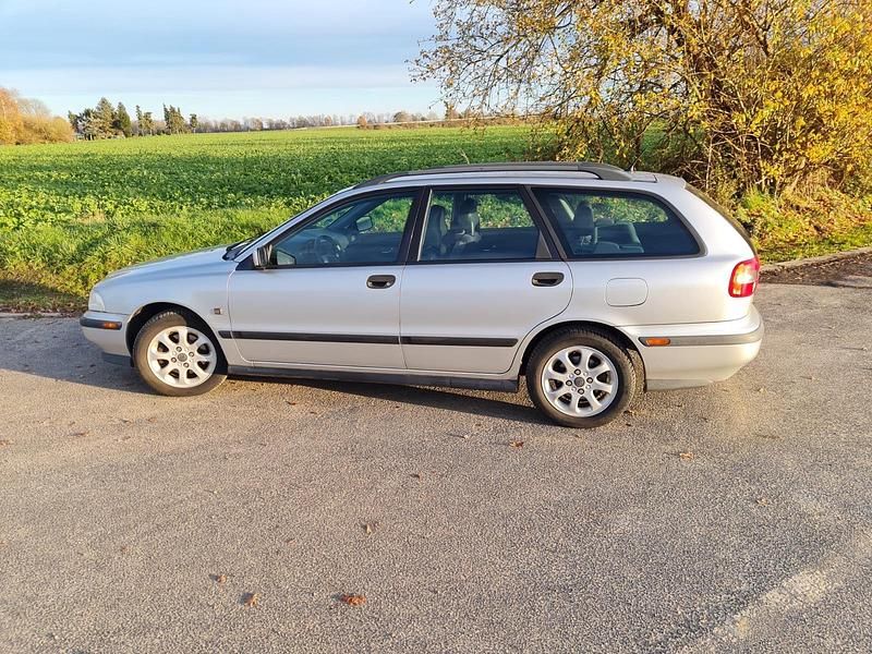 Silber Gebraucht 2000 Volvo V40 Kombi | 1.900 € - Bild 1/4