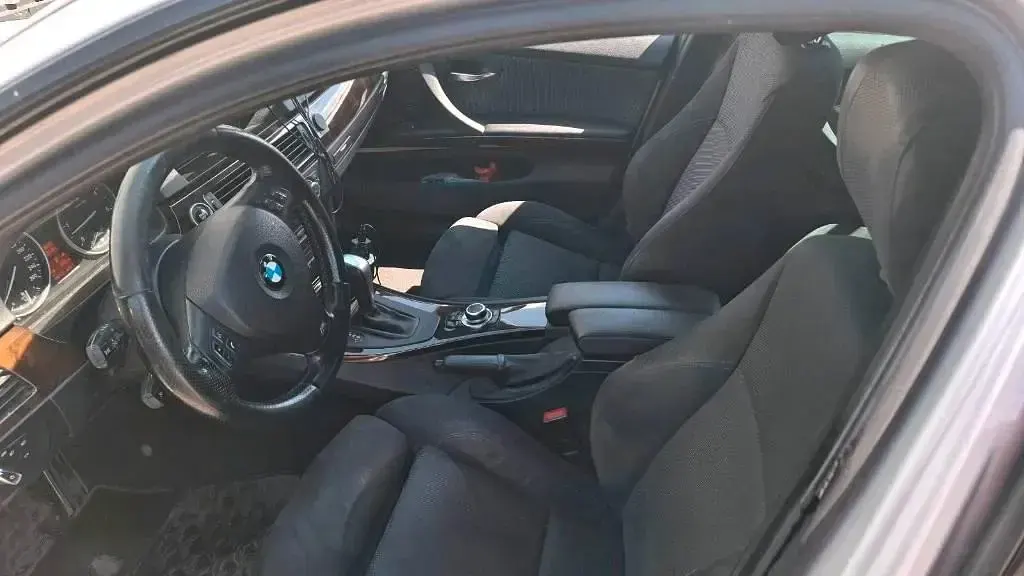 Gebraucht BMW 330 Sport Line 245 PS (180 kW) 2011 Silber Kombi