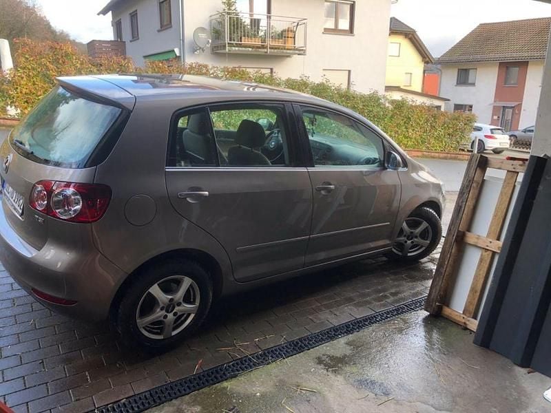 Gebraucht VW Golf Plus Cross Comfortline 122 PS (89 kW) 2009 Gold Van / Kleinbus