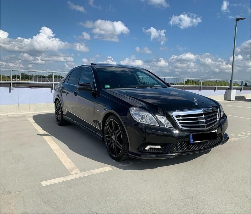 Schwarz Gebraucht 2010 Mercedes E350 AMG line Plus Limousine | 15.300 € (Fairer Preis) - Bild 1/4