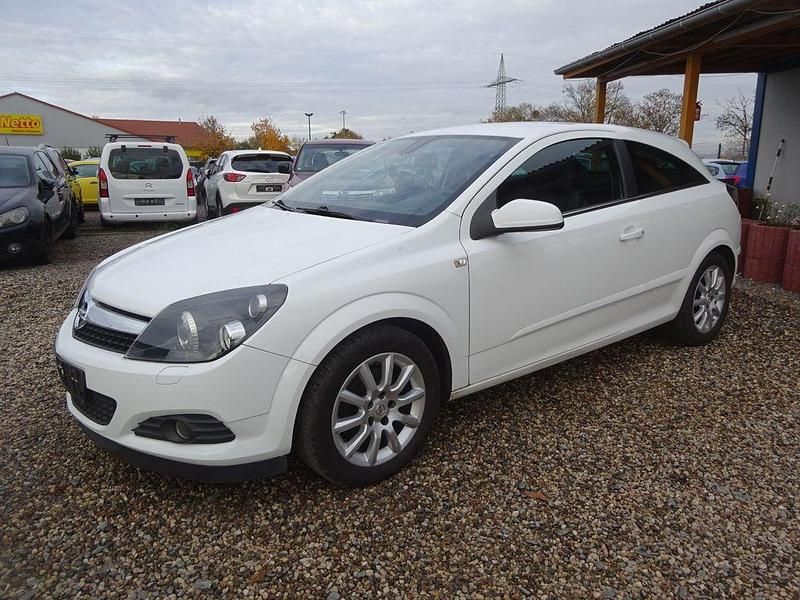 Weiß Gebraucht 2009 Opel Astra GTC Innovation Limousine | 2.500 € (Fairer Preis) - Bild 1/4