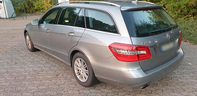 Gebraucht Mercedes E250 204 PS (150 kW) 2011 Grau Kombi