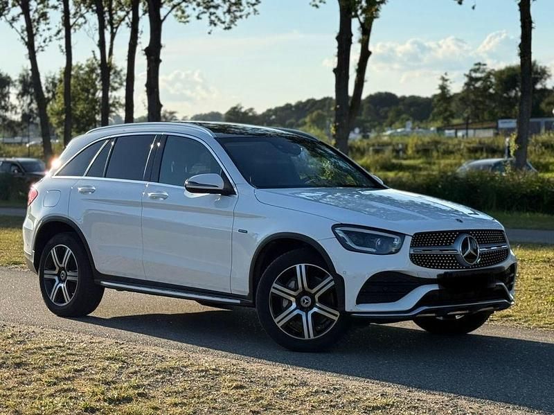Weiß Gebraucht 2021 Mercedes GLC300e AMG line SUV | 33.980 € (Guter Preis) - Bild 1/4