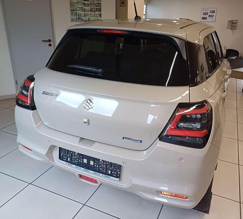 Gebraucht Suzuki Swift Comfort 83 PS (61 kW) 2024 Caravan ivory metallic Limousine