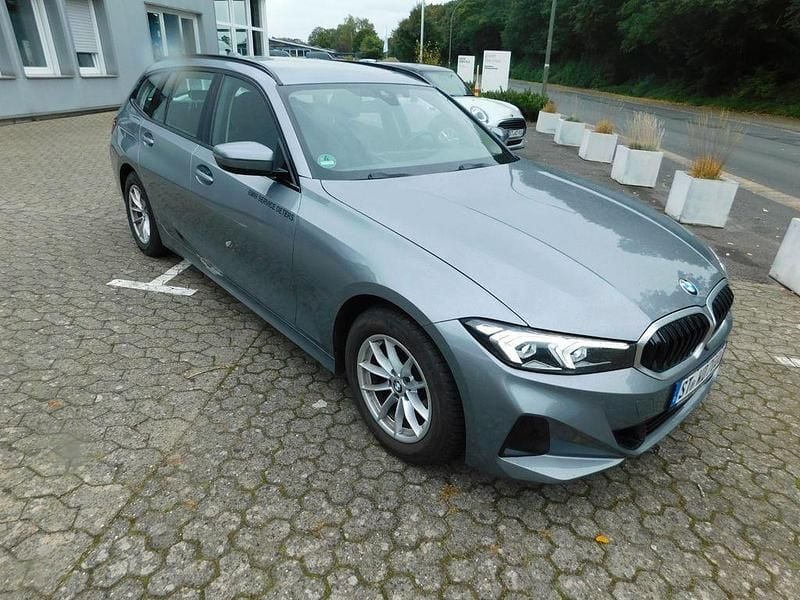 Grau Gebraucht 2023 BMW 318 Kombi | 33.500 € (Etwas zu teuer) - Bild 1/4
