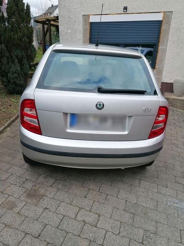 Używany Skoda Fabia 75 KM (55 kW) 2004 Srebrny Sedan/Limuzyna