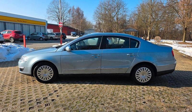 Gebraucht VW Passat Comfortline 140 PS (102 kW) 2005 Blau Limousine