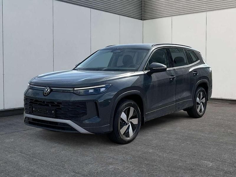 Delfingrau metallic Neu 2025 VW Tayron Life SUV | 43.069 € (Superpreis) - Bild 1/3