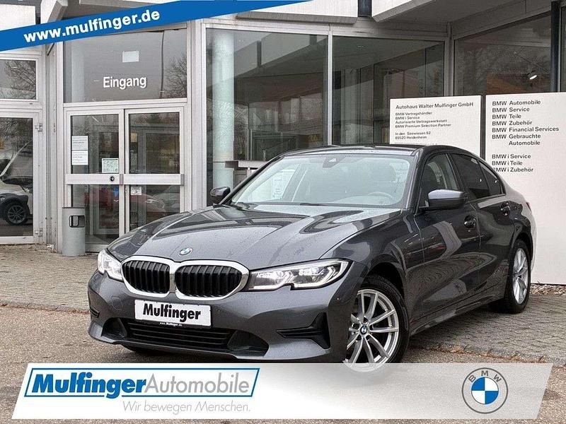 Grau Gebraucht 2022 BMW 320 Sport Line Limousine | 27.890 € (Fairer Preis) - Bild 1/4