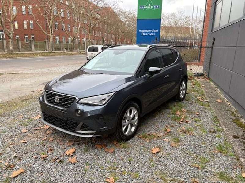 "nevada" weiss, dach schwarz Gebraucht 2024 Seat Arona FR SUV | 26.300 € (Teuer) - Bild 1/4