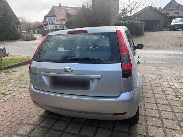 Usata Ford Fiesta Ghia 80 CV (58 kW) 2002 Grigio Utilitaria