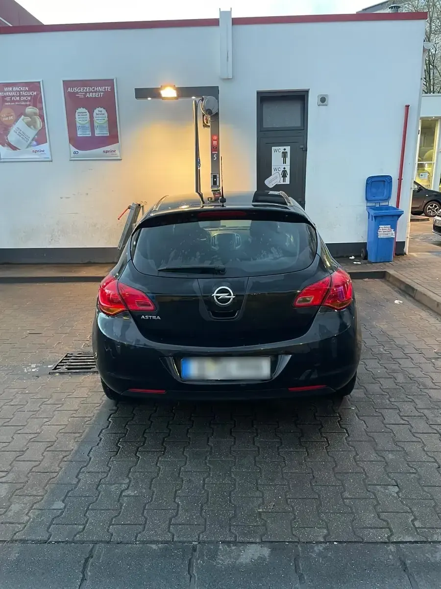 Gebraucht Opel Astra 116 PS (85 kW) 2011 Schwarz Limousine