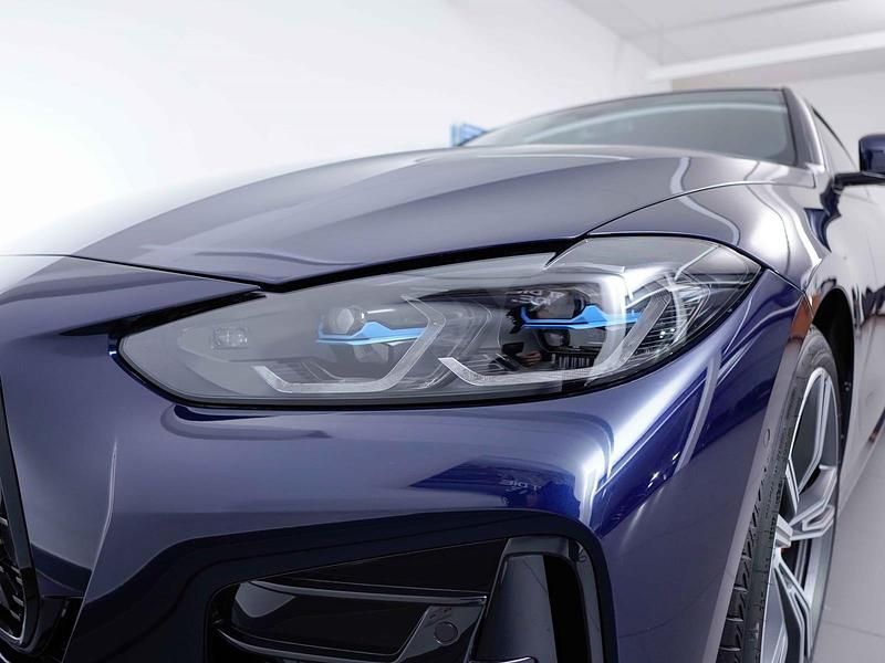 Blau Gebraucht 2024 BMW 430 M Sport Coupé | 64.490 € - Bild 1/4