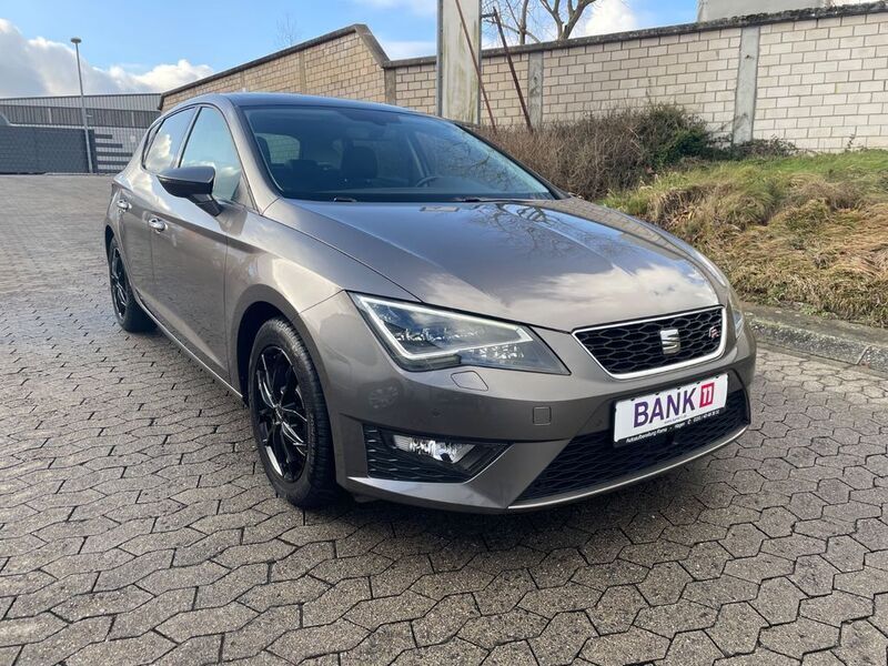 "technic" grau Gebraucht 2016 Seat Leon FR Limousine | 16.590 € (Fairer Preis) - Bild 1/4