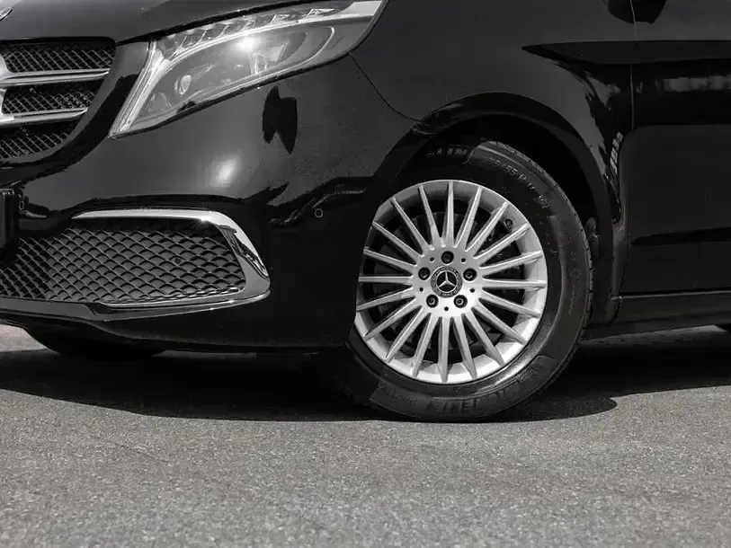 Gebraucht Mercedes V300 Avantgarde Edition 360 PS (264 kW) 2023 Schwarz Van / Kleinbus