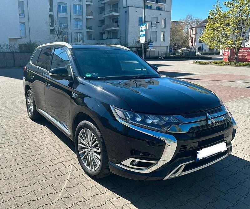 Schwarz Gebraucht 2021 Mitsubishi Outlander P-HEV SUV | 22.900 € (Guter Preis) - Bild 1/4